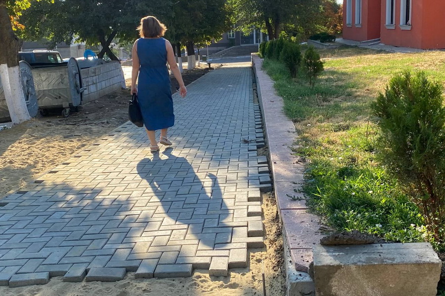 «Было опасно там проходить»: В Комрате ремонтируют пешеходную дорожку