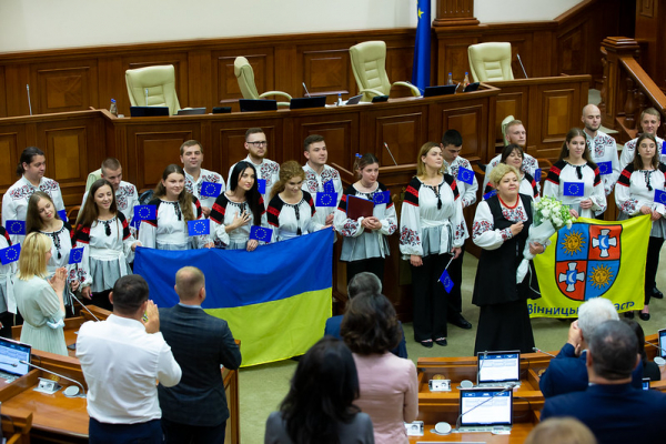 Хор из Винницы исполнил гимн Украины на закрытии весенней сессии парламента
