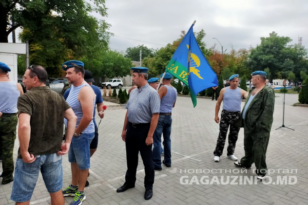 «За ВДВ» и троекратное «Ура»: ветераны воинской службы отметили свой праздник в Комрате