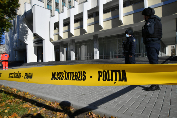 В полицию поступили сообщения о минировании больниц и аэропорта Кишинева