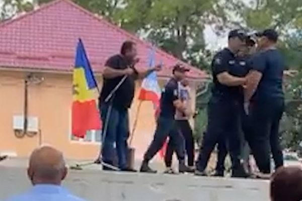 Видео конфликта в Вулканештах между социалистами и сторонником Санду