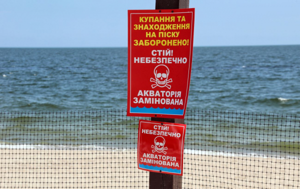 В Затоке во время купания двое мужчин подорвались на мине