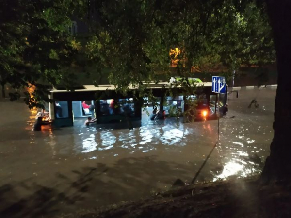 В Кишиневе после дождя утонули машина скорой помощи и автобус