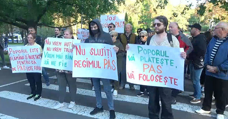 У здания правительства проходит протест с требованием отставки кабмина