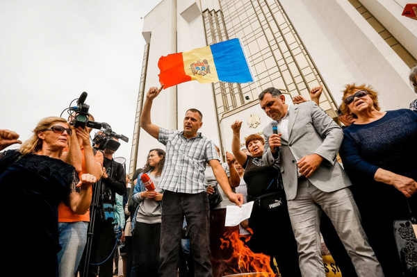 Протестующие у президентуры сожгли счета в знак протеста