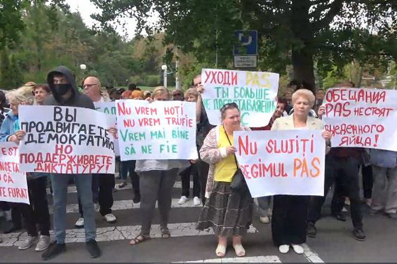 Отставки правительства потребовали протестующие в Кишиневе