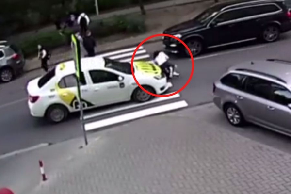 В Кишиневе водитель такси сбил женщину с двумя детьми