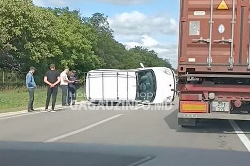 Вблизи Комрата перевернулся автомобиль