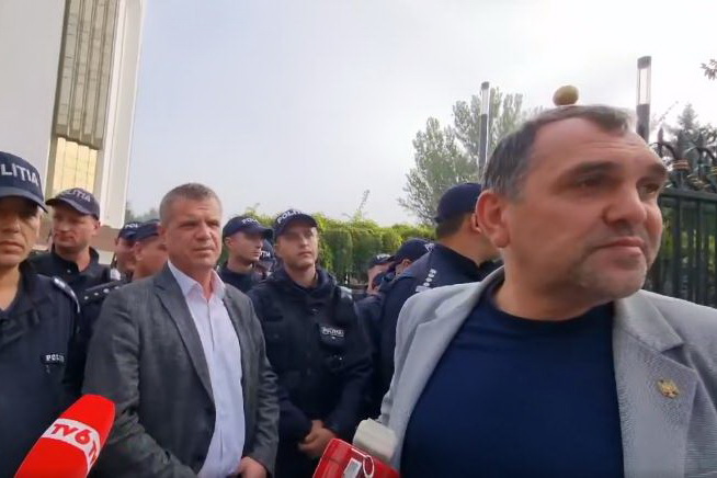 Протестующим запретили пройти к зданию президентуры; Один из лидеров оппозиции задержан