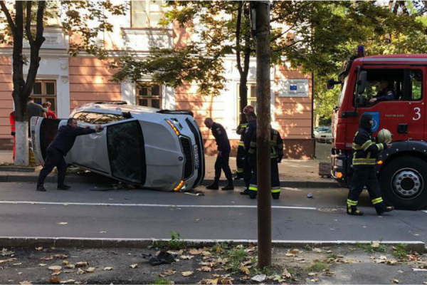 В результате ДТП в центре Кишинева перевернулся автомобиль