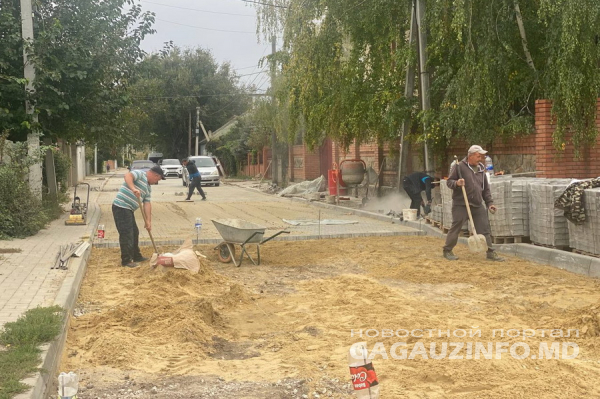 Брусчатка вместо ям – жители еще одной улицы Комрата получат новую дорогу