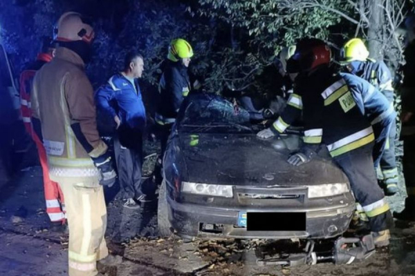 В Кишиневе машина врезалась в дерево: погибла 23-летняя женщина