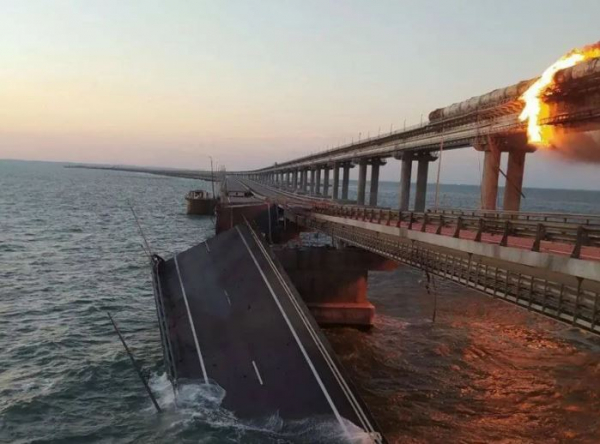 Взрыв на Крымском мосту: движение машин и поездов приостановлено