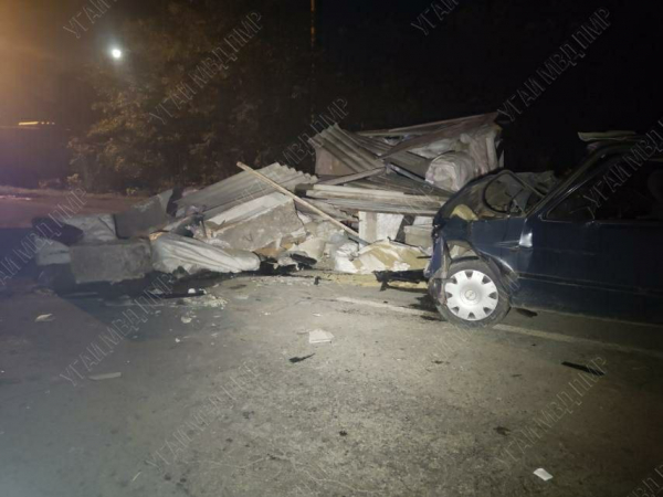 В Рыбнице автомобиль врезался в бетонный блокпост: водитель погиб на месте
