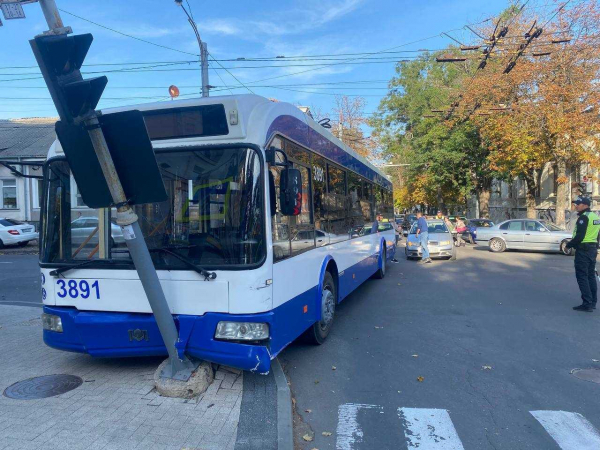 В центре Кишинева троллейбус врезался в столб