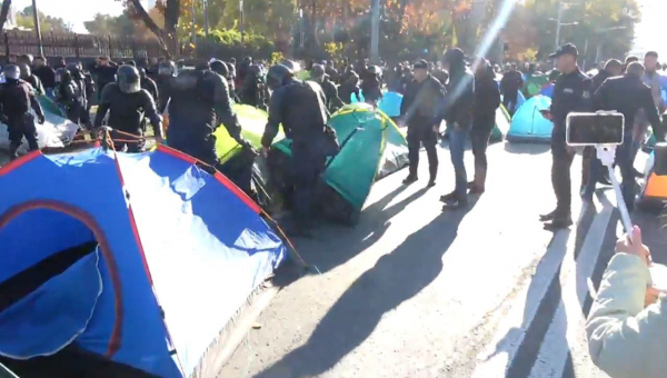 Полиция пытается силой демонтировать палаточный городок в центре Кишинева
