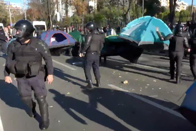 Полиция убрала палатки с проезжей части центральный улицы Кишинева