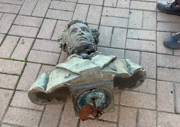В центре Киева снесли бюст Пушкина