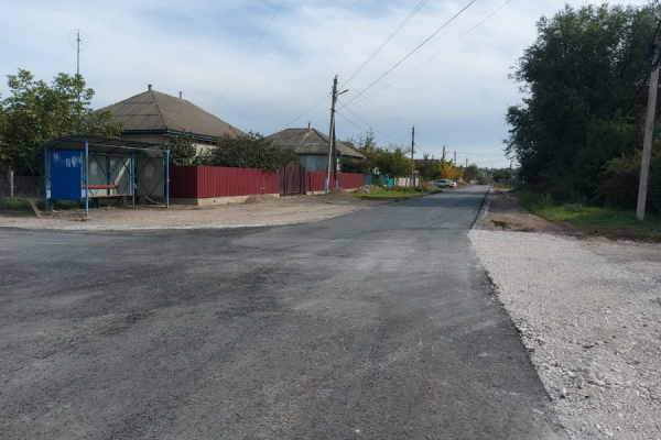 На одной из периферийных улицах Комрата впервые появилась асфальтированная дорога