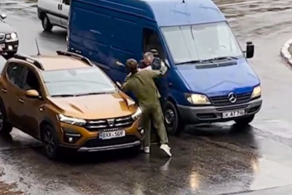 В Кишиневе два водителя подрались на дороге
