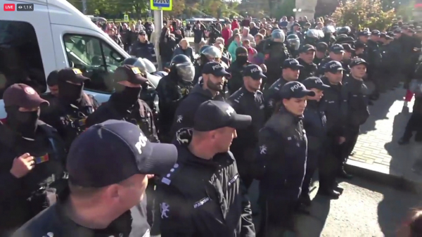 Полиция заблокировала протестующим проход на центральную площадь