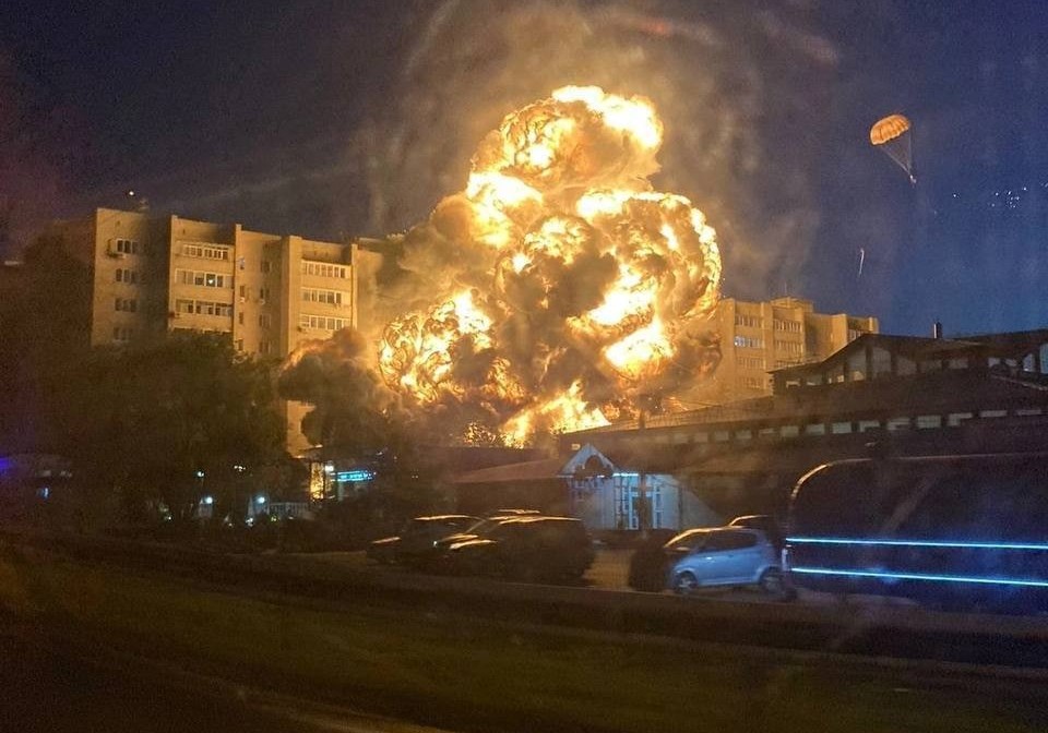 Бомбардировщик Су-34 упал во дворе многоэтажного жилого дома в Ейске