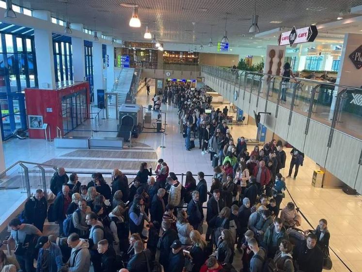 В аэропорту Кишинева образовались огромные очереди