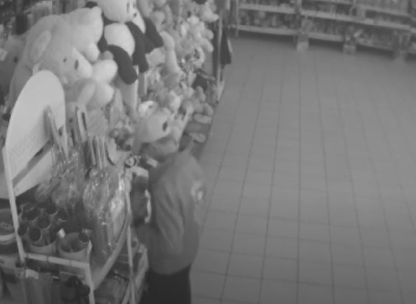 Полиция Комрата ищет подозреваемого в краже бутылки виски из супермаркета