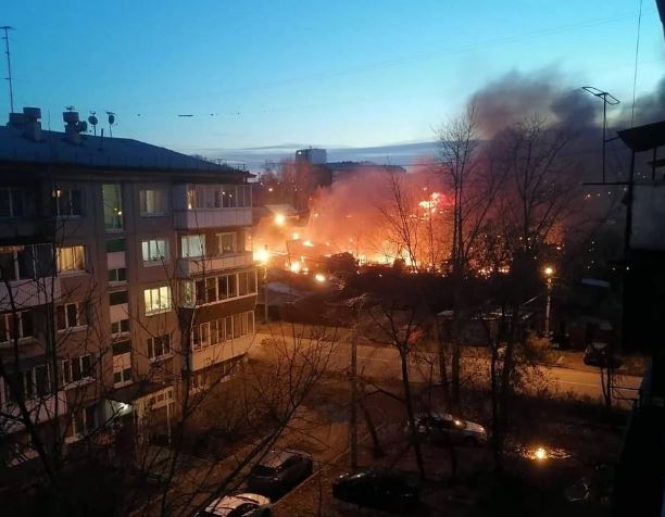 В Иркутске военный самолет упал на двухэтажный дом. Двое пилотов погибли