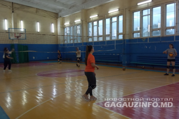 Юные спортсменки из Комрата развивают женский волейбол