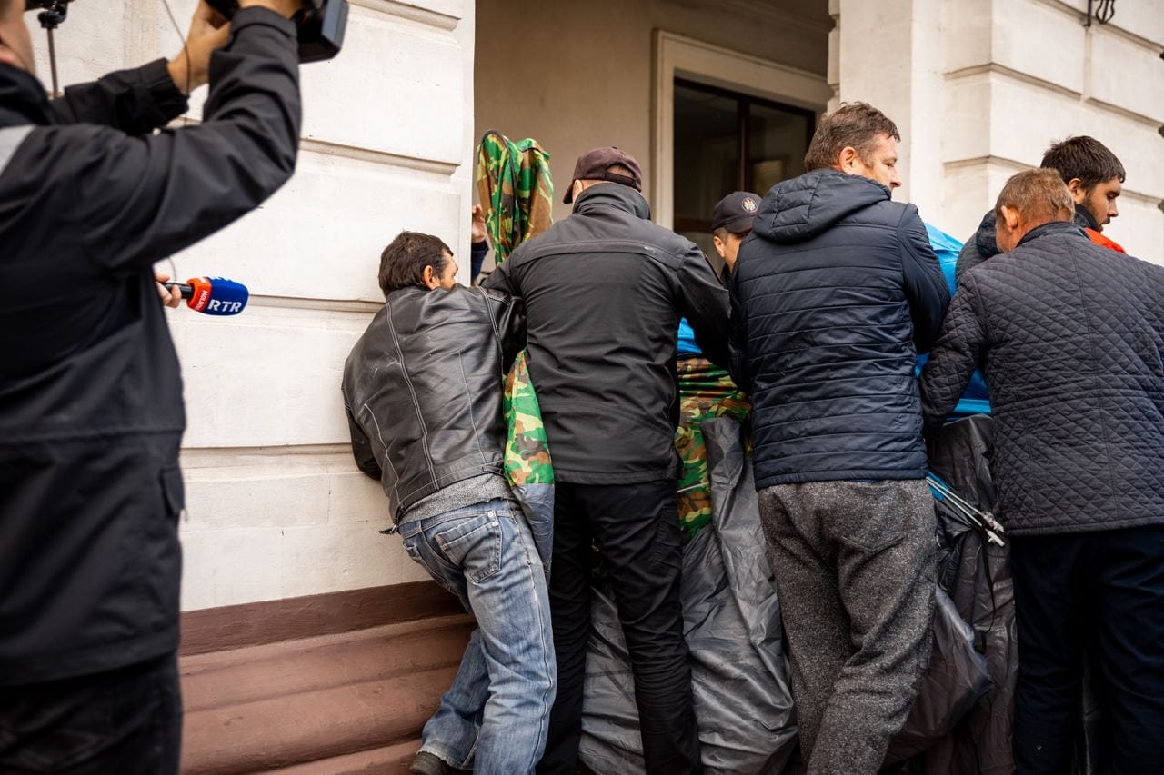 Новые столкновения полиции и протестующих у Генпрокуратуры. Есть задержанный