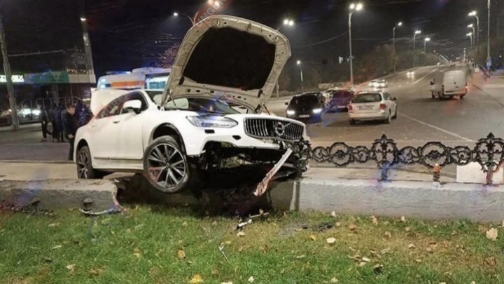 Серьезная авария в столице: машина отлетела в ограждение, есть пострадавшие