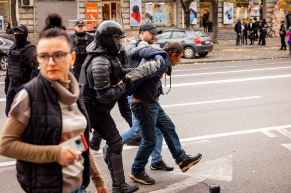 Майя Санду порвала закон: жесткие задержания и полицейский кордон на митинге в Кишиневе