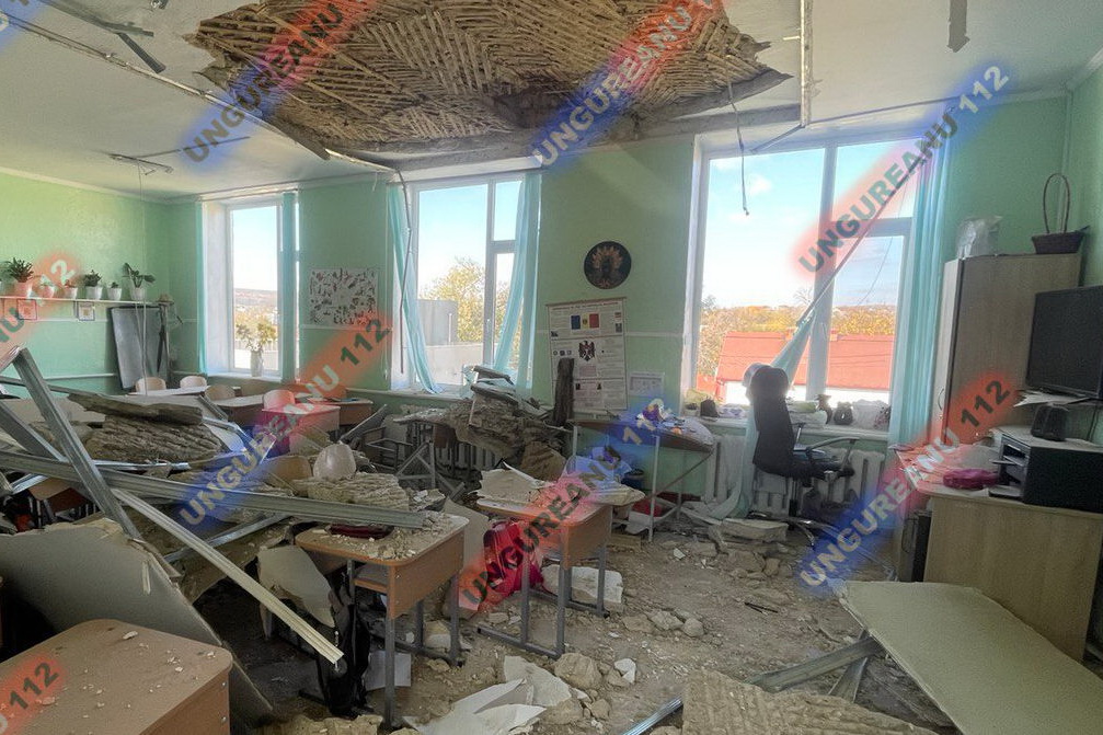 В Новоаненском районе в школе упал потолок: пострадали 3 учащихся