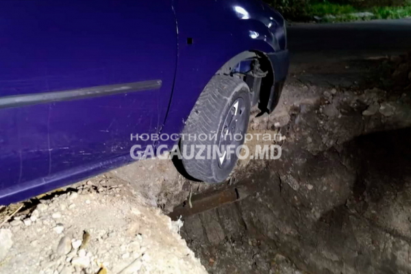 В Комрате автомобиль провалился в яму на обочине. Что говорят в примэрии и полиции