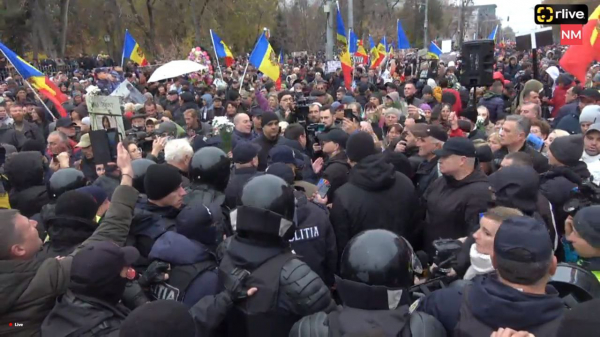 Очередной митинг в Кишиневе: участники скандируют Долой Санду!