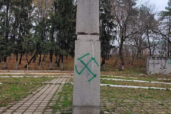 Вандалы осквернили памятник советским воинам в Единцах