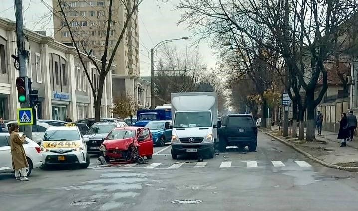 Не поделили перекресток: в столице столкнулись 4 автомобиля