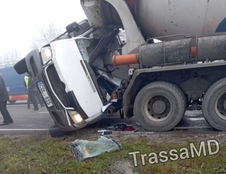 На севере Молдовы микроавтобус врезался в бетономешалку