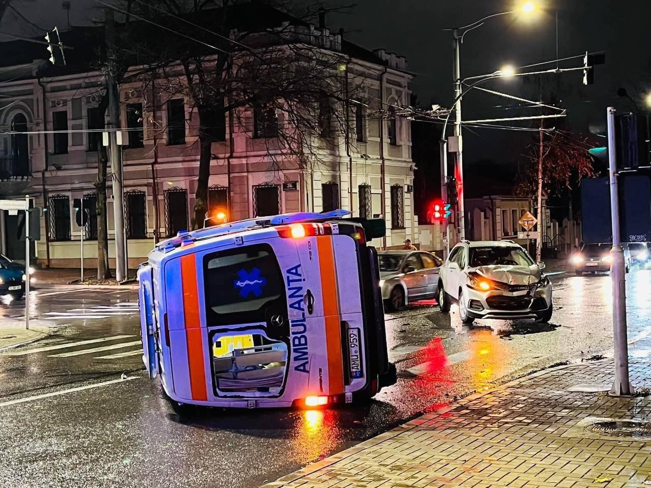 В Кишиневе перевернулась скорая, есть пострадавшие