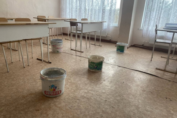 Опасаемся за жизнь детей: в каком состоянии потолки в гимназии села Кирсово