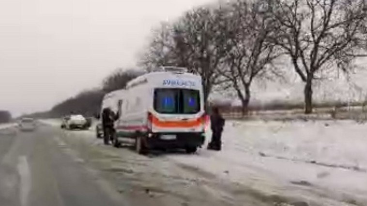 Первое зимнее ДТП в Молдове: микроавтобус занесло на скользкой трассе