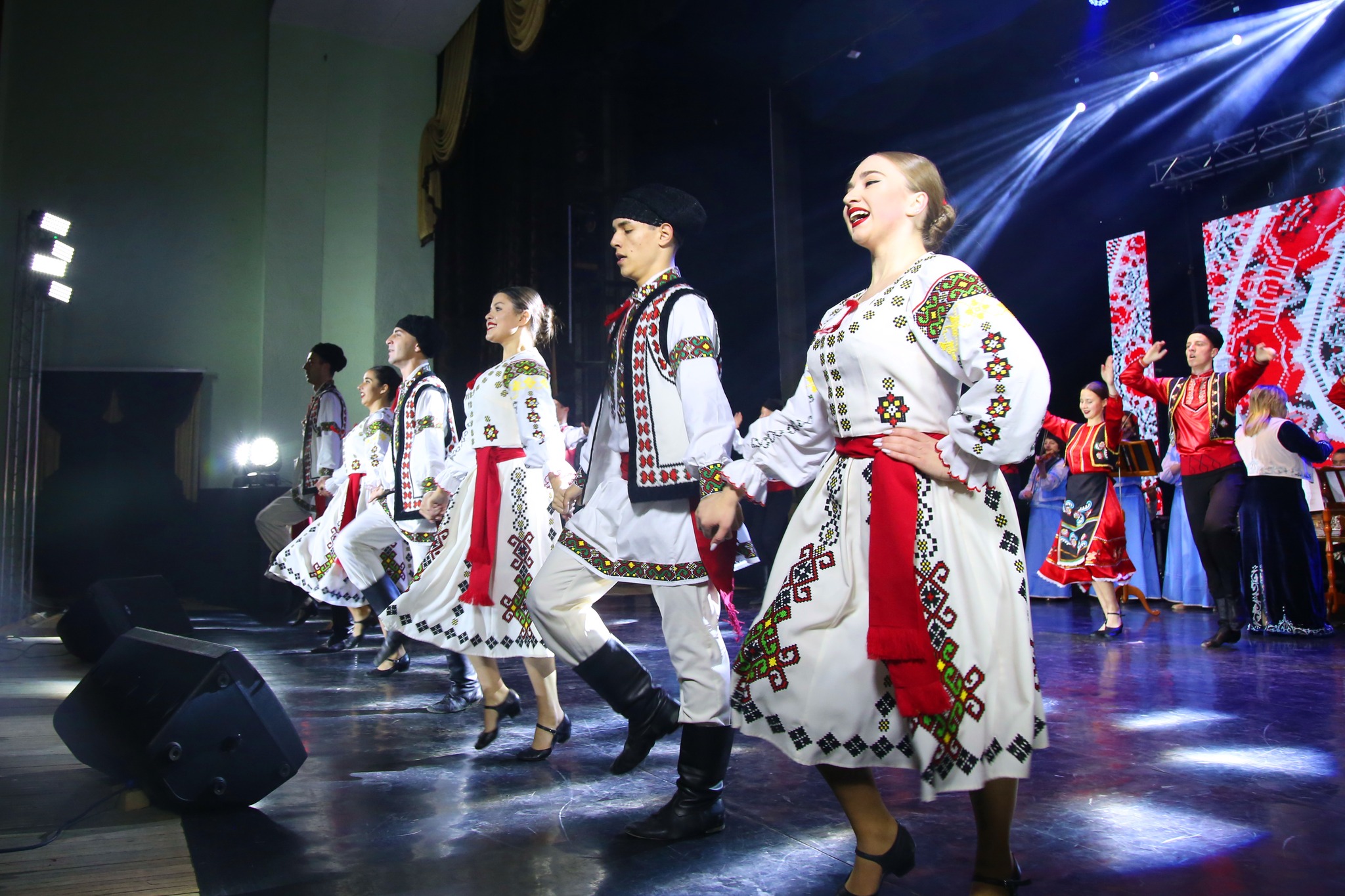 А как иначе знакомиться?: гагаузская культура покорила сердца бельчан