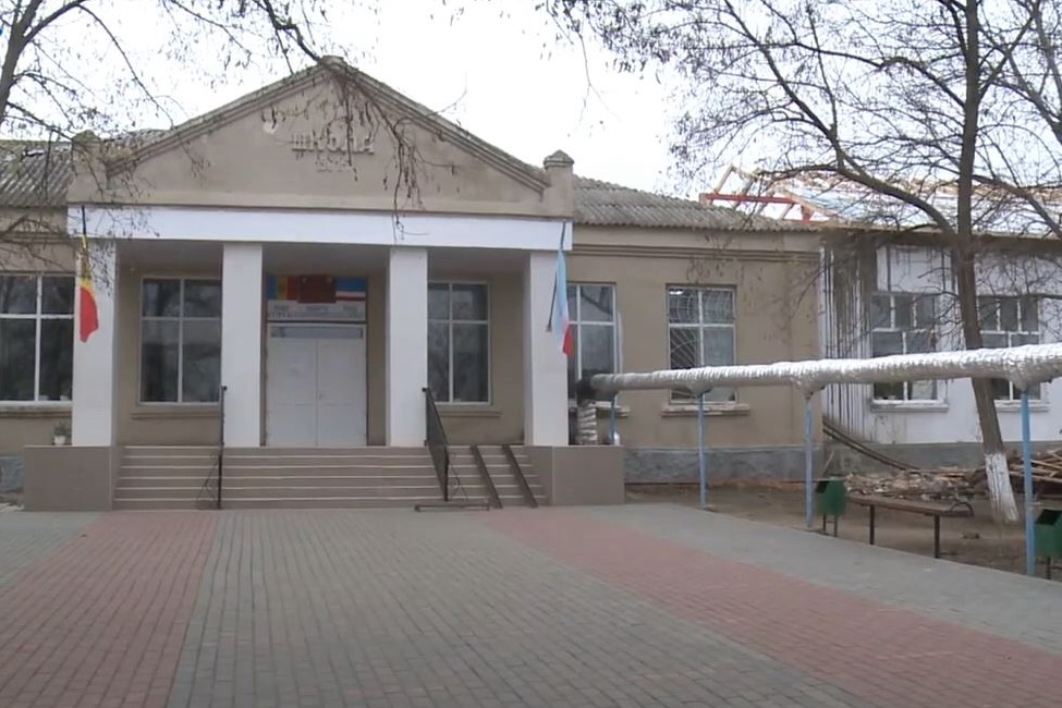 В гимназии села Казаклия проводится реконструкция кровли