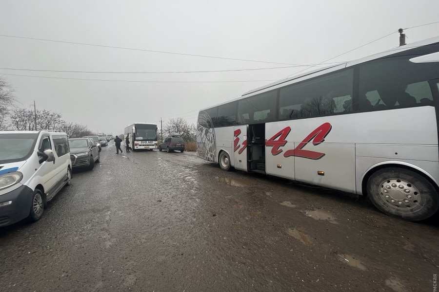 Не работающие КПП на границе с Украиной: люди опаздывают на самолеты, а пограничники не берут топливо