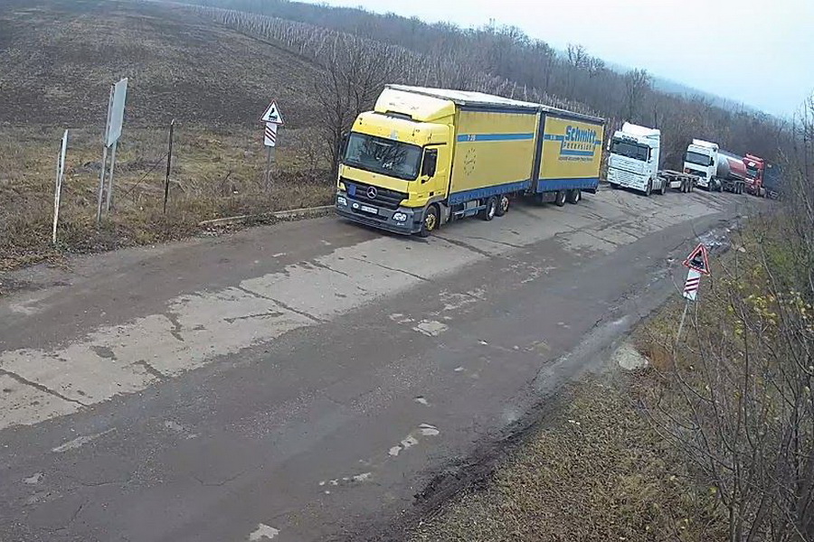 Километровые пробки фиксируют украинские таможенники на таможне в Вулканештах
