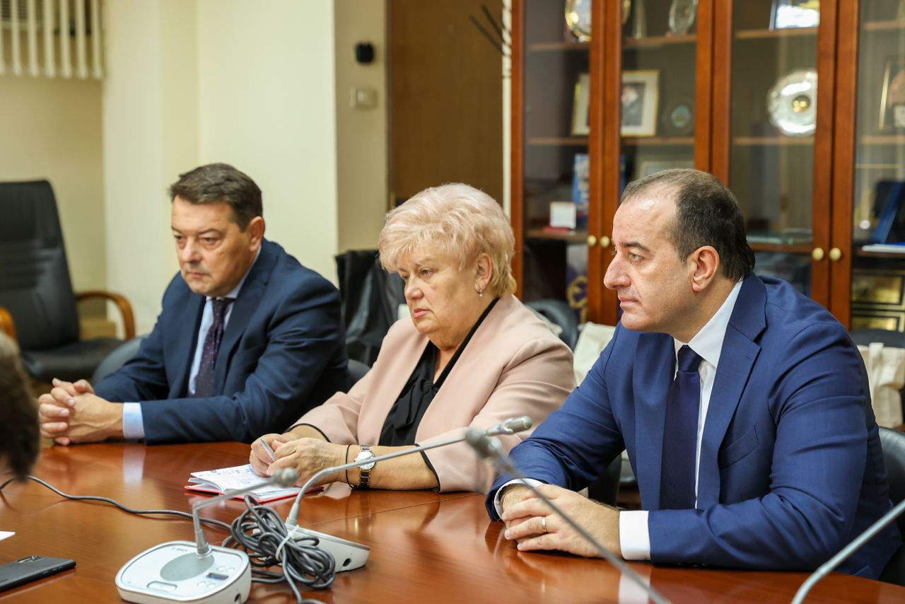 Группе молдавских депутатов урезали зарплаты за прогулы