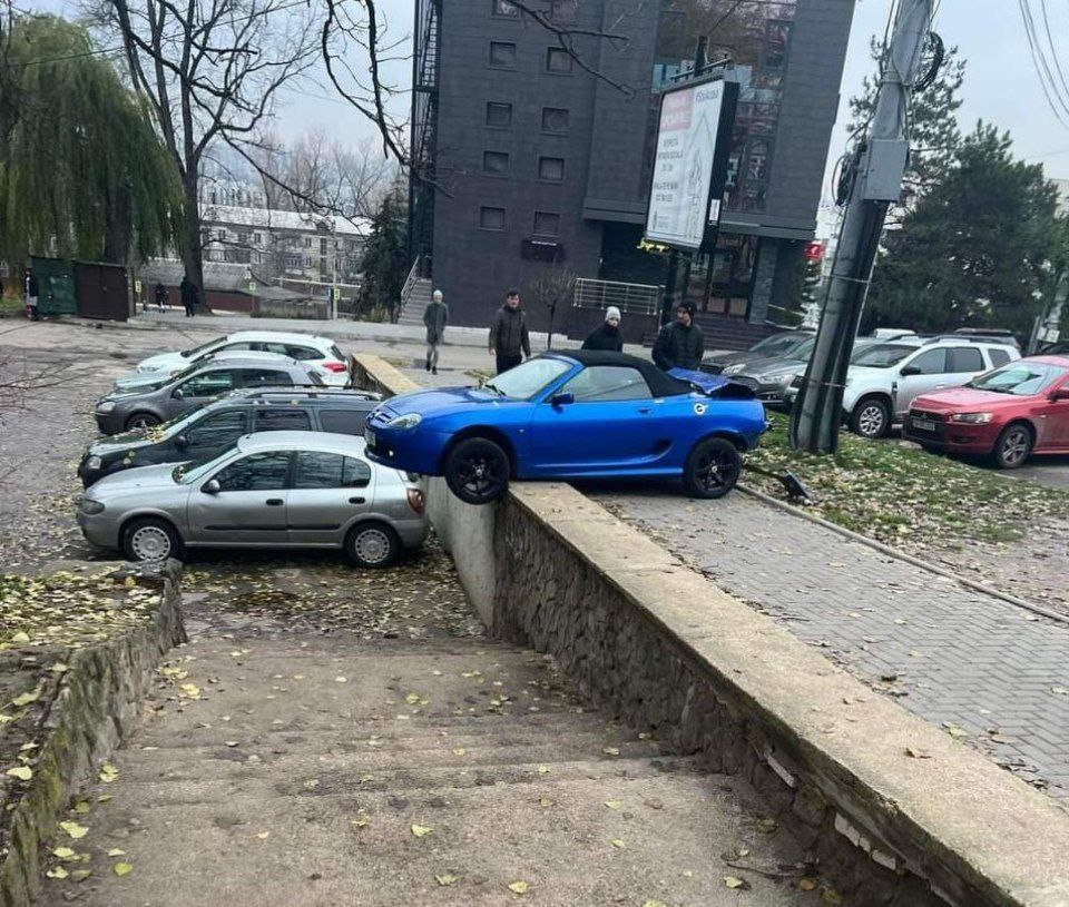 Водитель BMW протаранил две припаркованные машины в Кишиневе