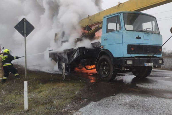 Крупный пожар в Баурчи: загорелся автомобильный кран. Огонь тушили три экипажа пожарных