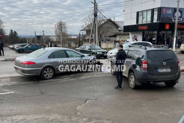 В Чадыр-Лунге перекресток не поделили два автомобиля